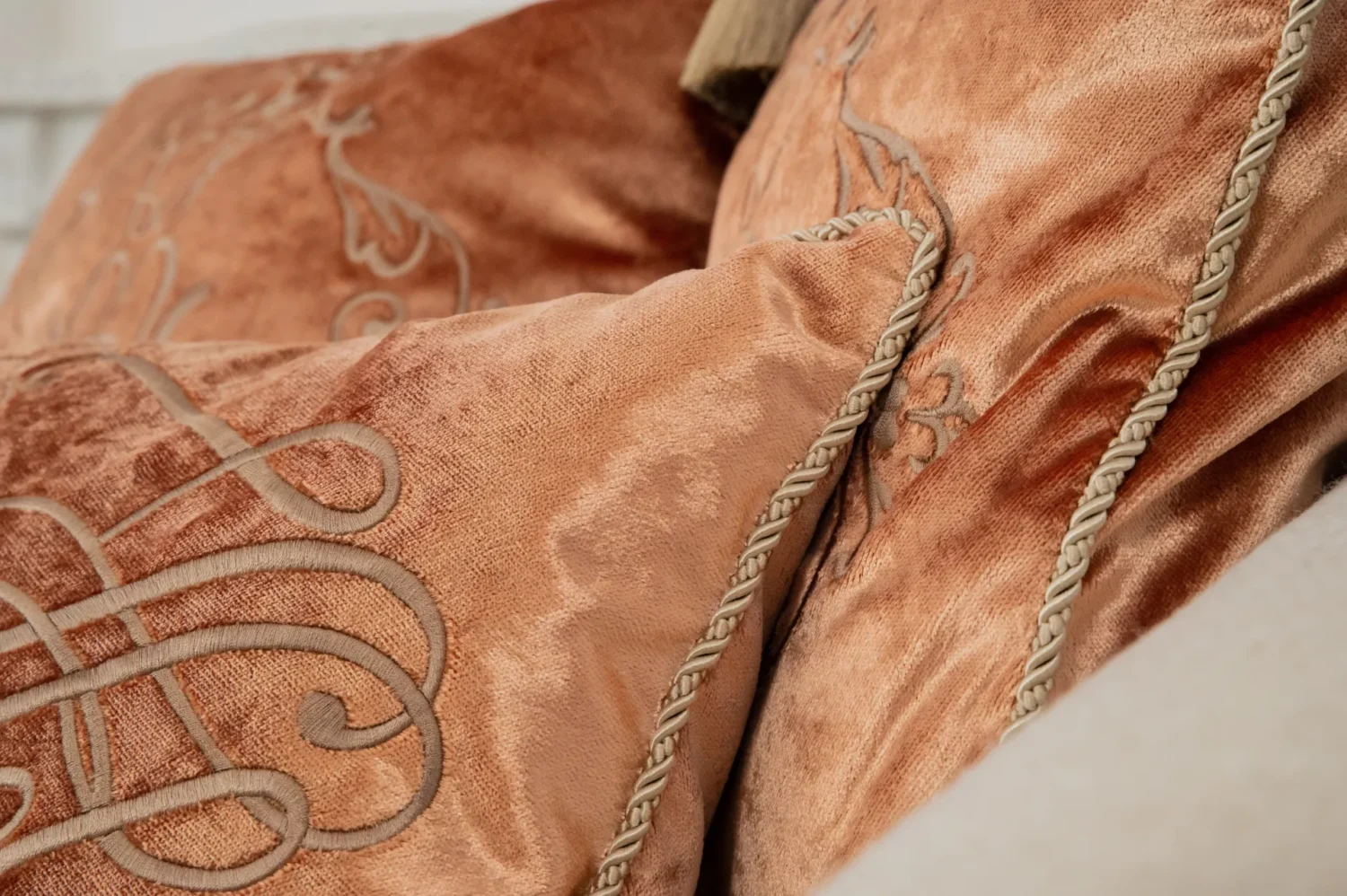 Kolor we wnętrzach premium — jak odważnie, a zarazem stylowo wprowadzić intensywne barwy? Przewodnik od Lé manu Atelier